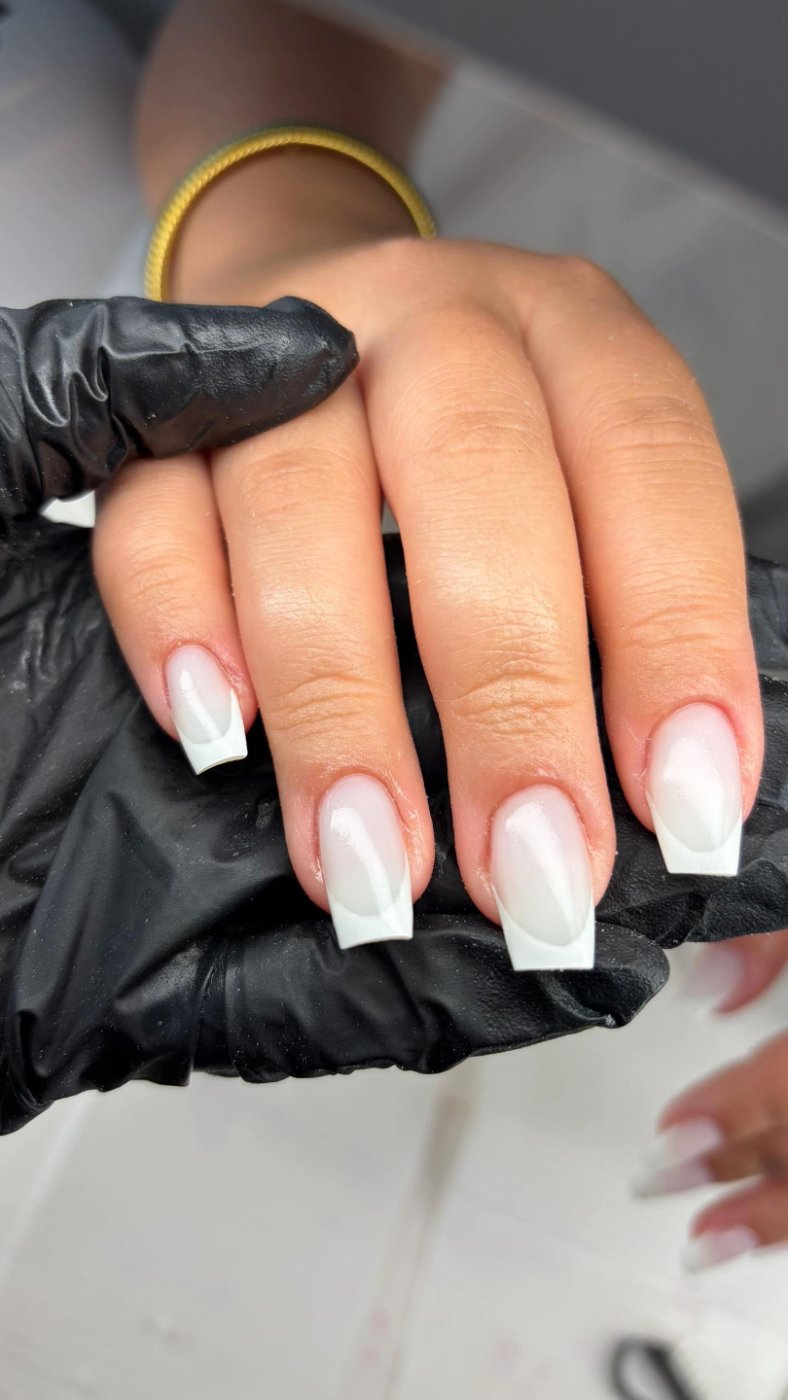 Witte French op square nagels – Touchless Glam