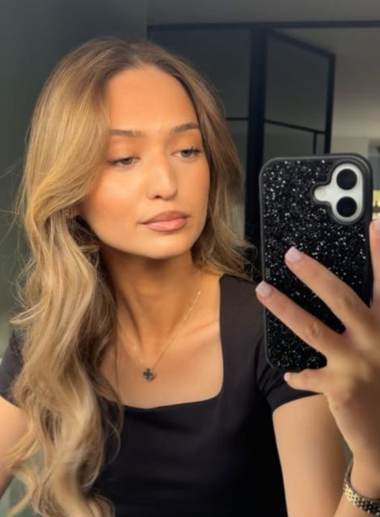 Stefania – Touchless Glam